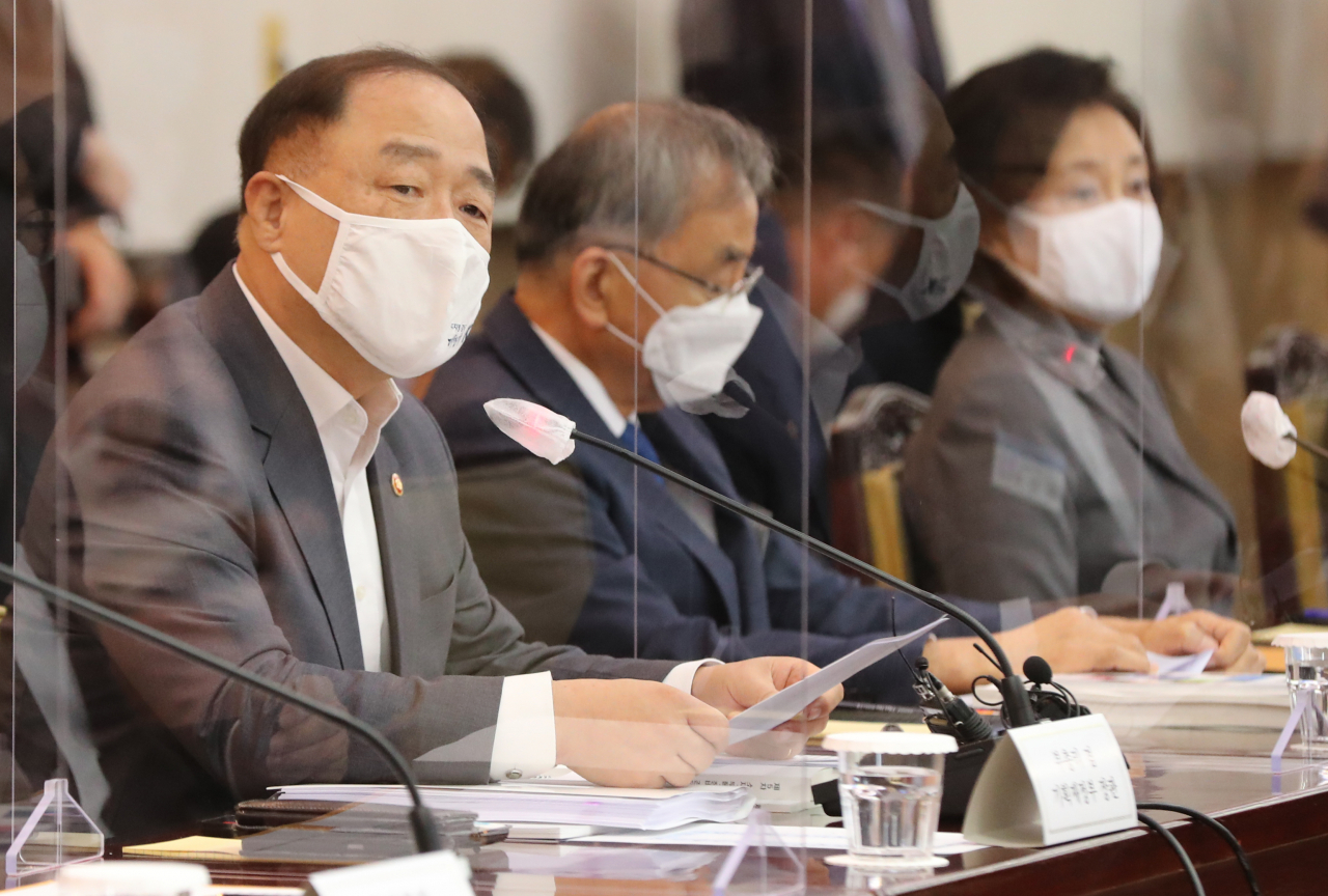 홍남기(왼쪽 첫번째) 부총리가 14일 정부서울청사에서 열린 제5차 소재·부품·장비 경쟁력강화위원회의에서 모두발언을 하고 있다. [연합]