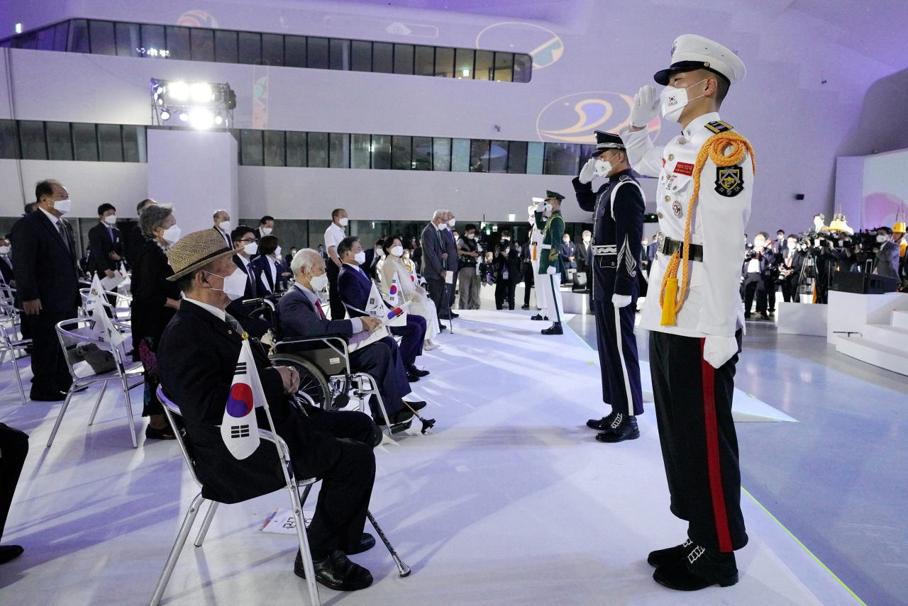 15일 오전 서울 동대문디자인플라자에서 열린 제75주년 광복절 경축식에서 국군의장대가 독립유공자에게 경례하고 있다. 연합뉴스