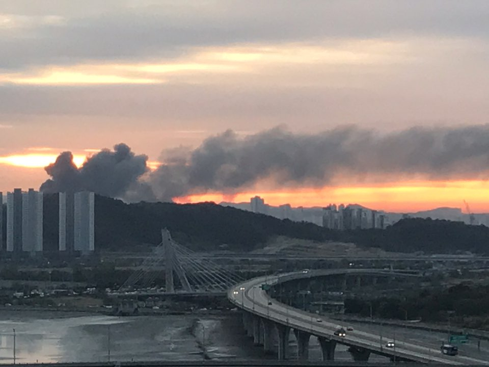 15일 오전 6시 39분께 인천시 남동구 남동공단 한 의료용 필터 제조 공장에서 불이 나 소방당국이 진화 작업에 나섰다. [연합]