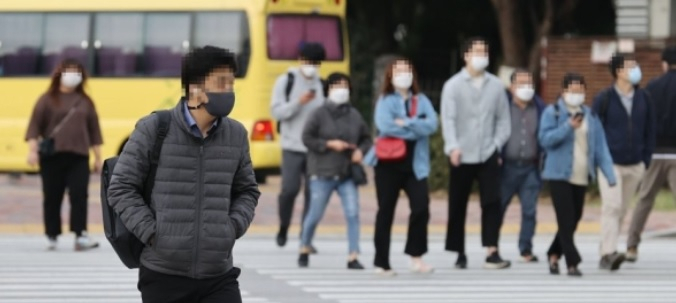 쌀쌀한 날씨를 보인 지난 13일 오전 서울 송파구 잠실역사거리에서 출근길 시민들이 발걸음을 옮기고 있다. [연합]
