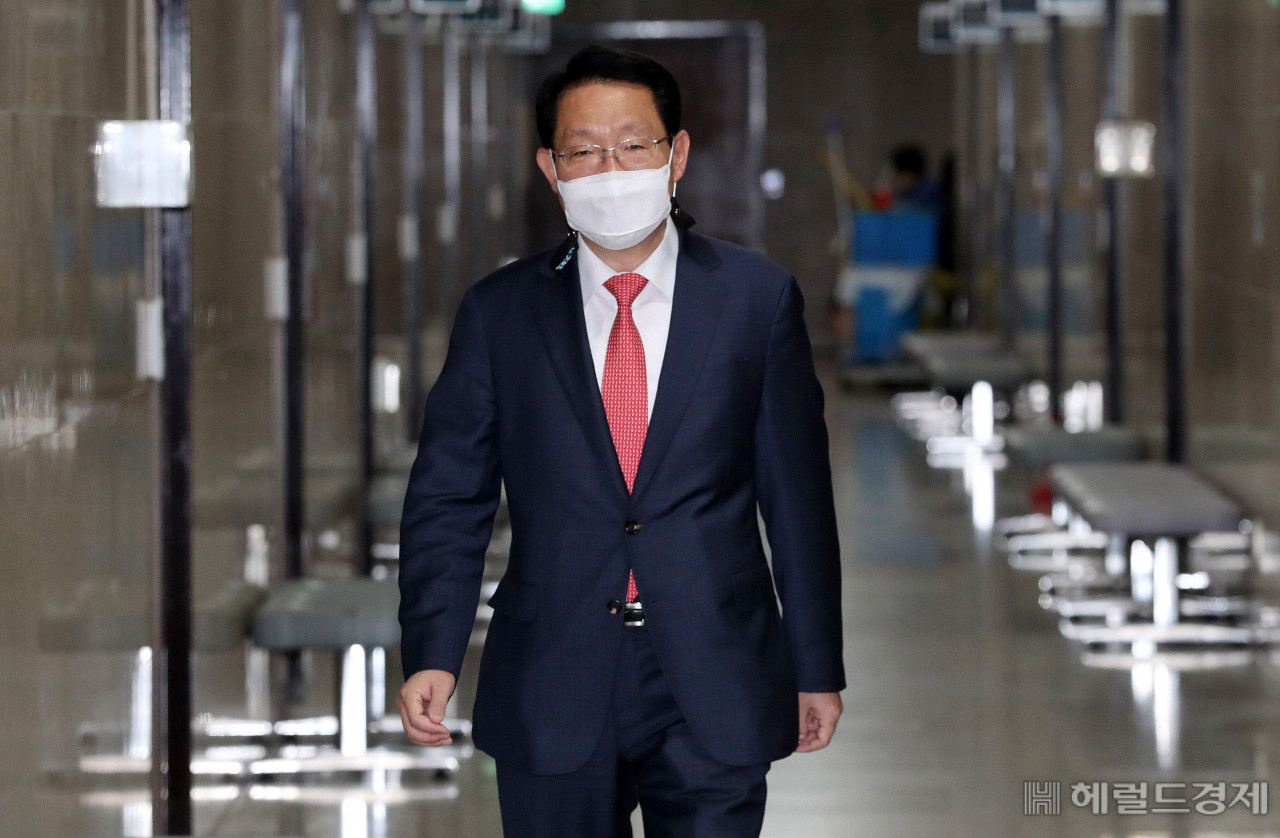 [헤럴드경제=이상섭 기자] 국민의힘 서울·부산시장 재보궐선거 경선준비위원장인 김상훈 의원이 15일 오전 서울 여의도 국회에서 열린 경선준비위원회 첫 회의에 참석하기 위해 이동하고 있다. babtong@heraldcorp.com