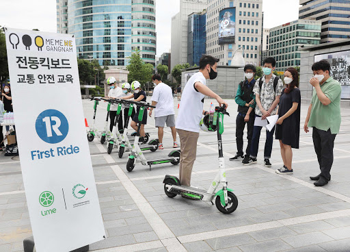 공유 킥보드 라임이 최근 1년간 주행 건수 대비 무사고율이 99.99%에 달한다고 밝혔다. 사진은 전동킥보드 주차 관행 개선을 위해 개최한 ‘라임 파킹 스쿨 위크’. [라임 제공]