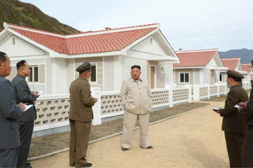 북한 노동당 기관지 노동신문은 15일 김정은 국무위원장이 함경남도 신포시와 홍원군 등 수해복구 현장을 둘러보고 복구를 위해 평양에서 급파된 수도당원사단을 격려했다고 보도했다. 신문은 전날에는 김 위원장이 대표 광물 생산지인 함남 검덕지구 복구 현장을 시찰했다고 보도한 바 있다. [헤럴드DB]
