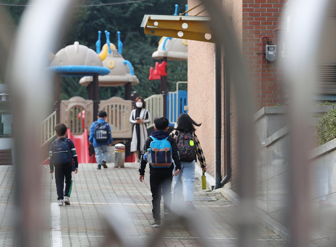 지난 12일 서울 마포구 창천초등학교에서 학생들이 등교하고 있는 모습. 사진은 기사내용과 무관. [연합]