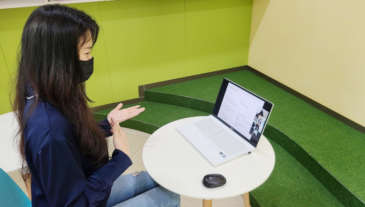 한강 롯데캐슬 22단지 입주민 재능기부자가 언택트 문화 강좌를 진행하고 있다.[롯데건설 제공]
