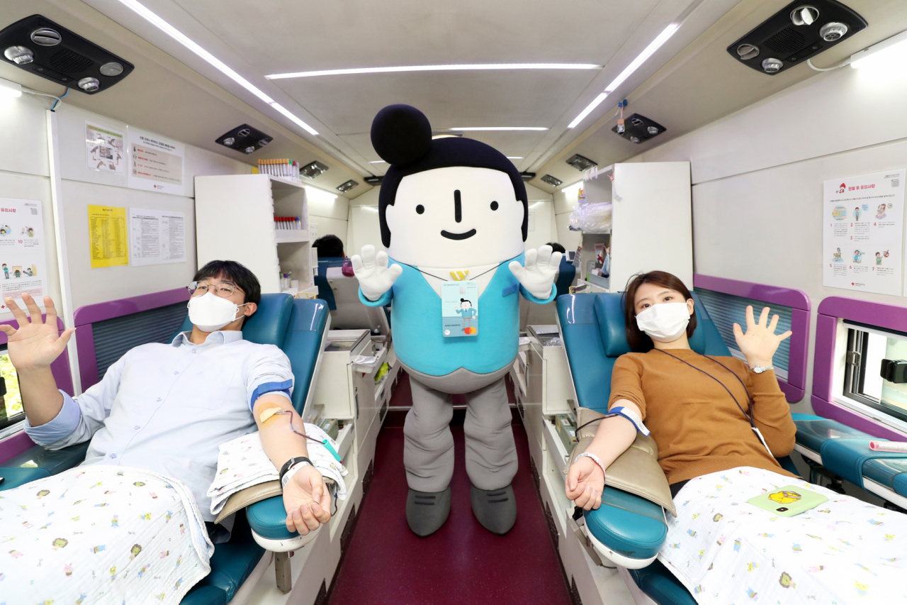 대우건설 본사 직원들이 ‘2020 대우가족 헌혈캠페인’에 참여하고 있다.[대우건설 제공]