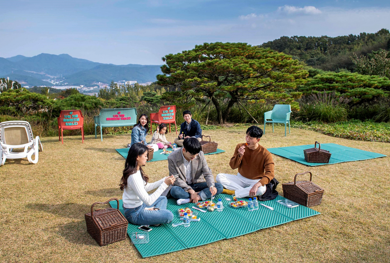 3만평에 가까운 포레스트 캠프에선 거리를 충분히 두고 소풍을 즐길수 있다고 에버랜드측은 소개했다.