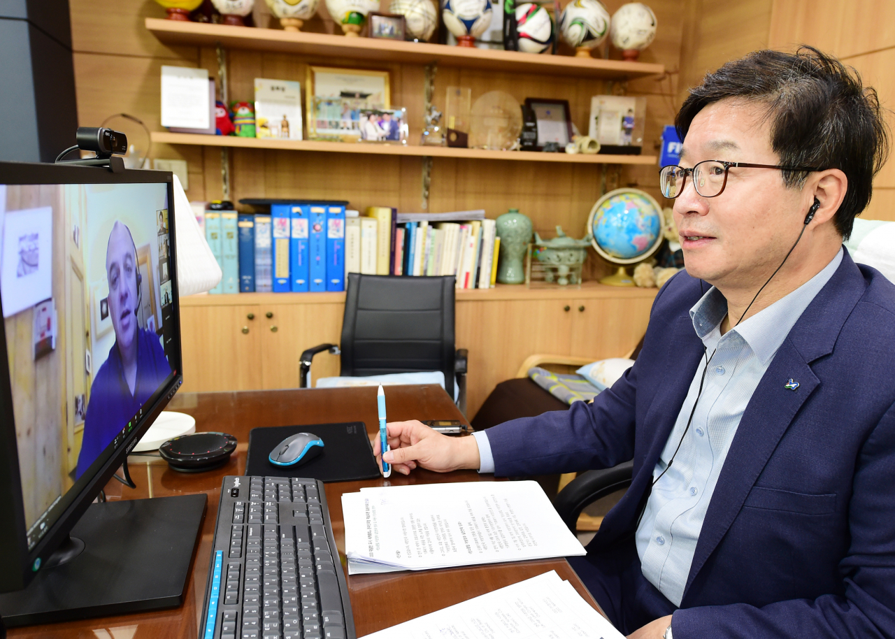 염태영 시장이 지난 14일 오후 이클레이 ‘2020 대담한 도시 세계총회’ 온라인 포럼에서 발표하고 있다. [수원시 제공]