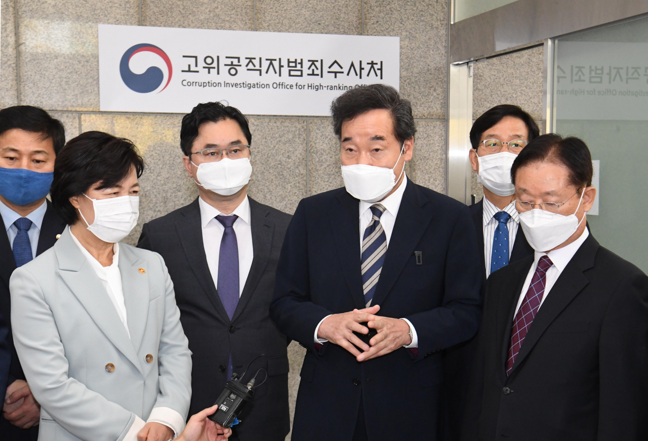 이낙연 더불어민주당 대표(왼쪽세번째)가 14일 오후 정부과천청사에 마련된 고위공직자범죄수사처(공수처) 입주 청사를 방문해 시설을 둘러본 뒤 추미애 법무부 장관(왼쪽), 남기명 공수처설립준비단장(오른쪽) 등과 이야기하고 있다. [연합]