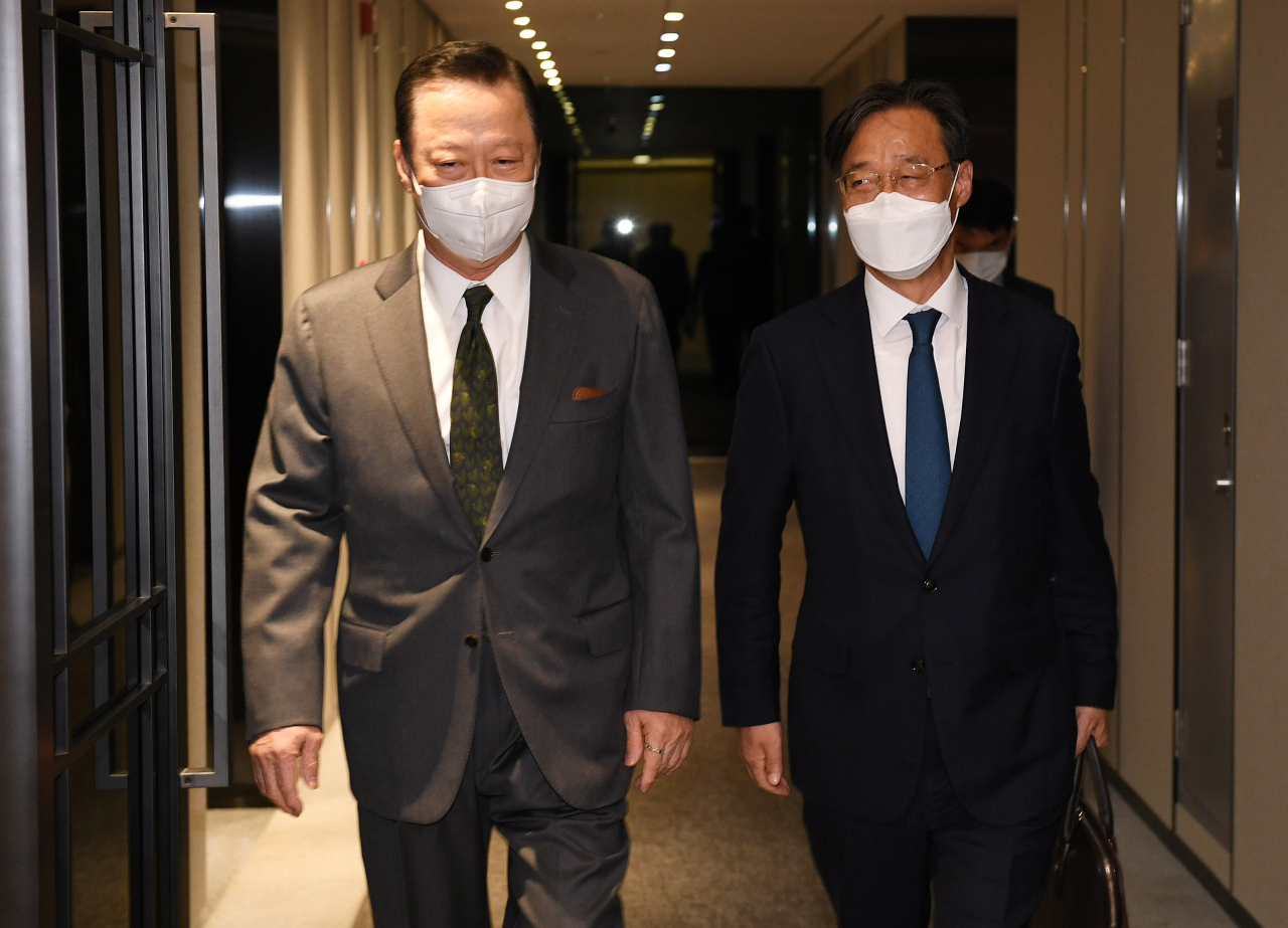 박용만 대한상공회의소 회장과 유동수 더불어민주당 공정경제 3법 TF 단장이 14일 오전 서울 중구 대한상공회의소에서 열린 '대한상의-민주당 공정경제TF 정책간담회'에 참석하고 있다. [연합]