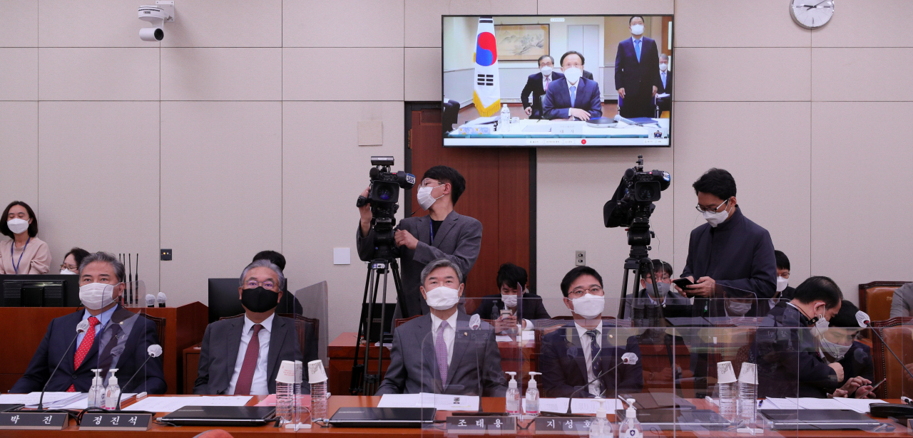 이수혁 주미대사가 12일 국회에서 열린 외교통일위원회의 주미대사관 등에 대한 국정감사에서 의원 질의에 답변하고 있다. 이날 주미대사관 국정감사는 신종 코로나바이러스 감염증(코로나19) 확산 방지를 위해 화상회의 방식으로 진행됐다. 해외 공관과 화상연결 국감은 헌정사상 처음이다. [연합]
