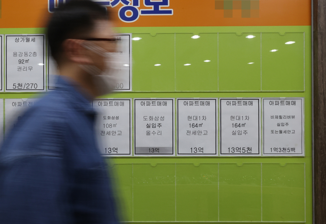 계약갱신청구권제와 전월세상한제를 골자로 한 새 임대차법이 시행되면서 전세 매물이 귀해지고, 가을 이사철까지 맞물리면서 전셋값 상승이 계속되고 있다. 사진은 14일 오후 서울 마포구의 한 부동산중개업소 매물정보란. [연합뉴스]