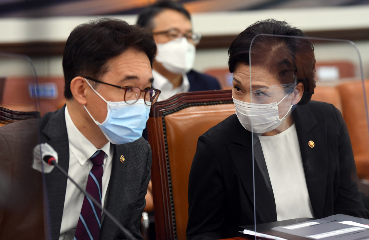 김현미 국토교통부 장관이 최근 국회에서 열린 국토교통위 전체회의에 출석, 박선호 제1차관과 이야기를 나누고 있다. [연합뉴스]