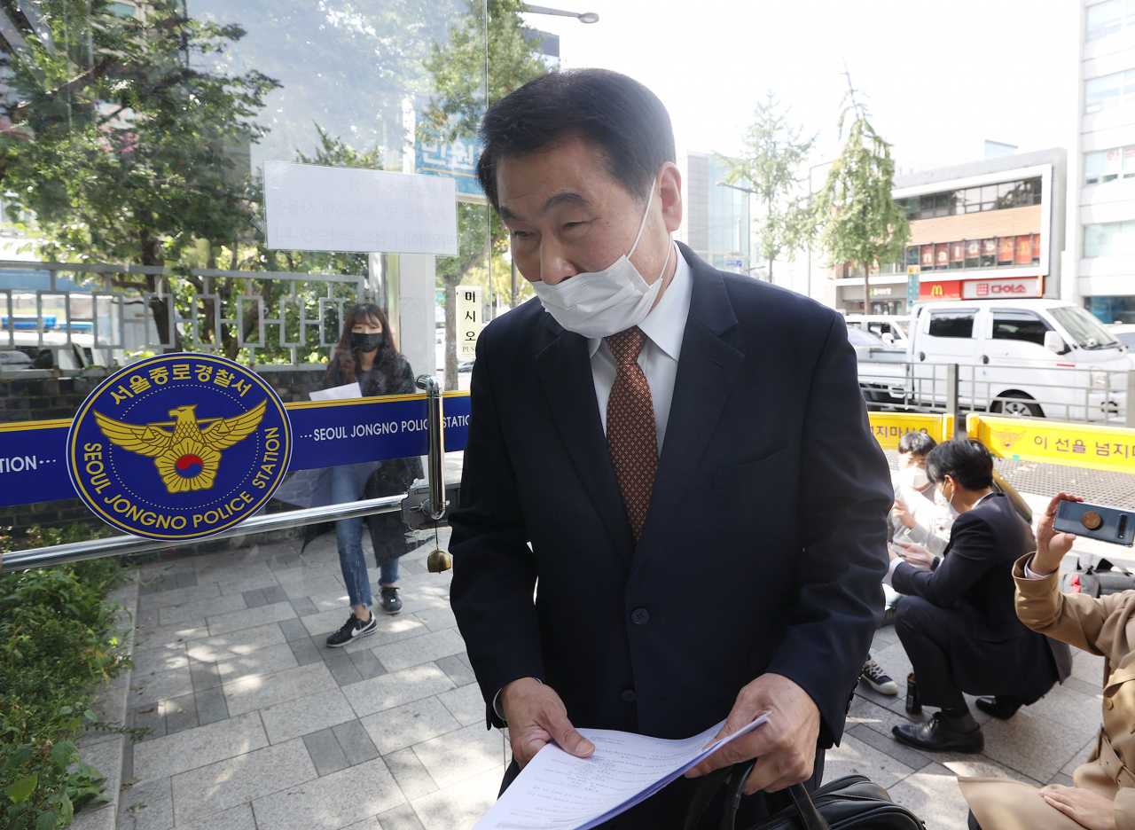 최인식 8·15참가자국민비상대책위원회(8·15비대위) 사무총장이 지난 13일 오후 서울 종로경찰서 민원실에 집회 신고서를 제출하러 들어가고 있다. 당시 8·15비대위는 오는 18일과 25일 1000명이 참가하는 예배 형식의 도심 집회를 신고했다. [연합]