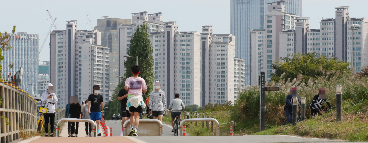 서울 잠실한강공원 일대에서 바라본 아파트 단지의 모습. [연합뉴스]