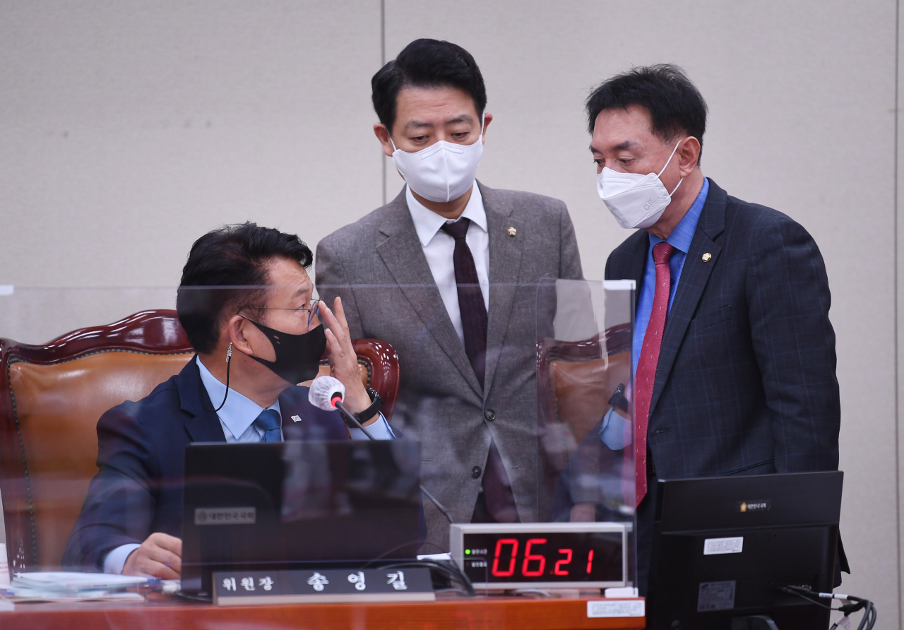 송영길 국회 외교통일위원장(왼쪽부터)과 김영호 더불어민주당, 김석기 국민의힘 간사가 8일 국회 외교통일위원회에서 열린 통일부 등 국정감사에서 논의하고 있다. [연합]