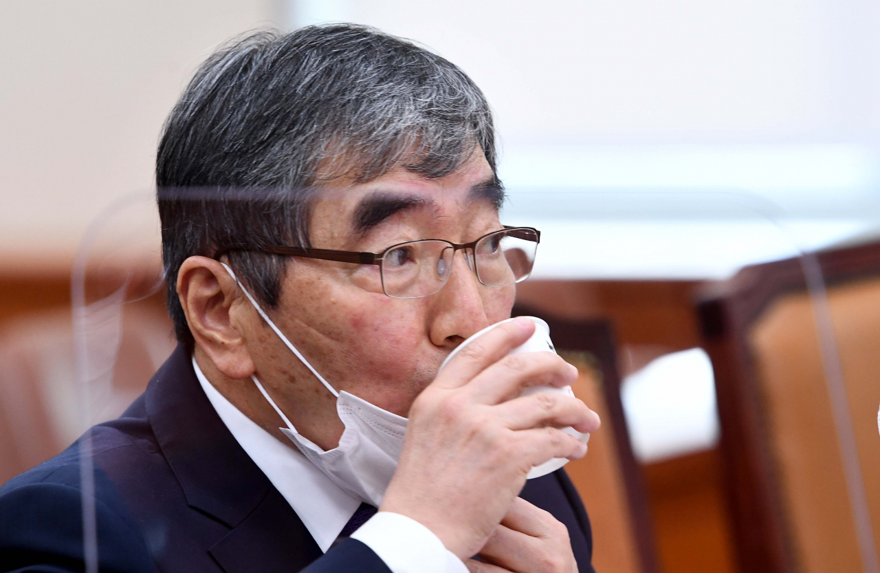 윤석헌 금감원장이 13일 국회 정무위원회에서 열린 금융감독원 국정감사에서 물을 마시고 있다. [연합]