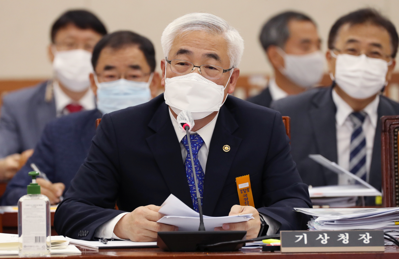 김종석 기상청장이 12일 국회 환경노동위원회의 기상청 및 산하기관에 대한 국정감 사에서 의원질의에 답변하고 있다. [연합]