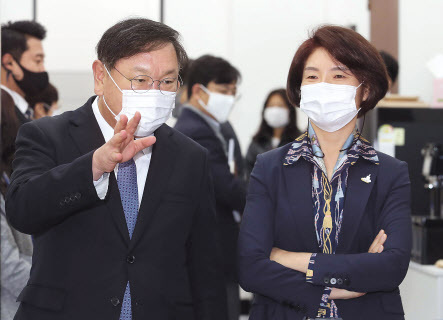김태년 더불어민주당 원내대표와 한정애 정책위의장이 15일 국회에서 열린 국정감사 대책회의에 참석하며 대화를 나누고 있다.  이상섭 기자