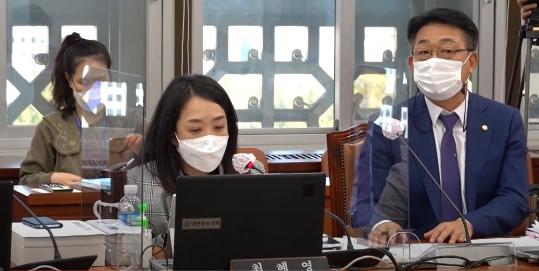국회 보건복지위원회 국정감사에서 질의하고 있는 최혜영 더불어민주당 의원[공식 유튜브 채널 함께혜영 캡쳐]