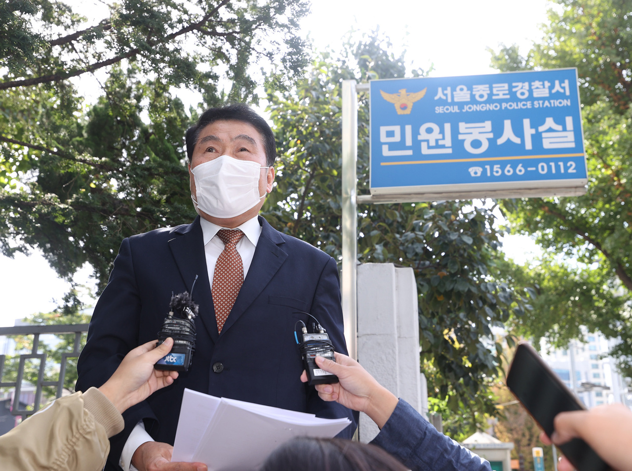 Choi In-sik, secretary general of a conservative civic group, speaks to reporters at the Jongno Police Station in Seoul on Tuesday before submitting its plans to hold outdoor rallies. (Yonhap)