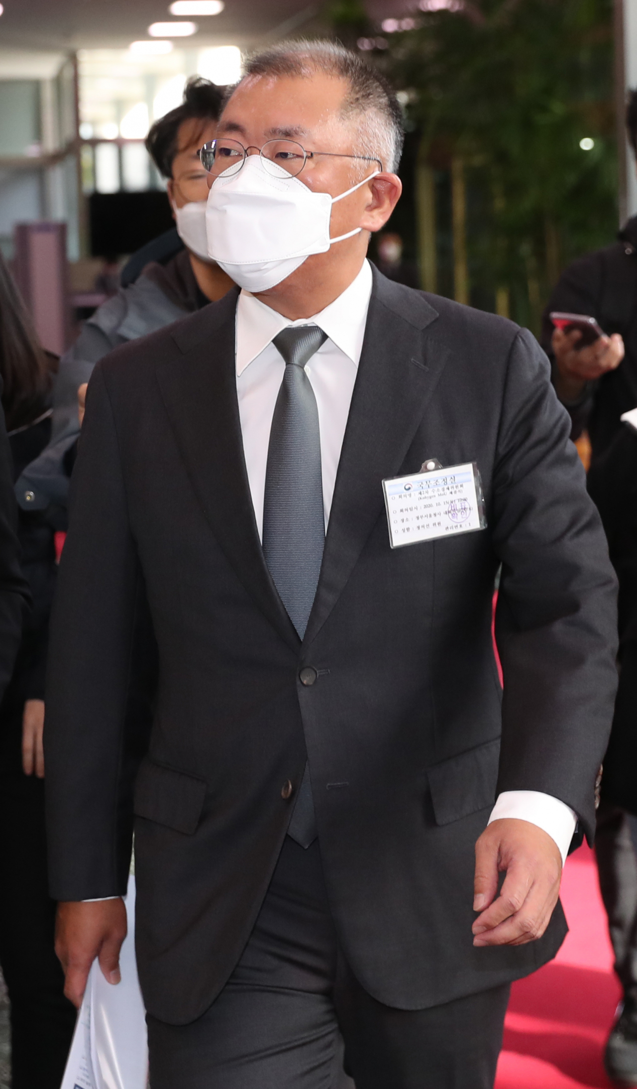현대차그룹 수장이 된 정의선 회장이 15일 오전 첫 공식 행보로 제2차 수소경제위원회에 참석하기 위해 정부서울청사에 도착, 건물 안으로 이동하고 있다. 박해묵 기자