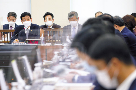 진영 행정안전부 장관이 7일 오전 서울 여의도 국회에서 열린 행정안전위원회의 행정안전부에 대한 국정감사에 출석해 의원의 질의에 답하고 있다.