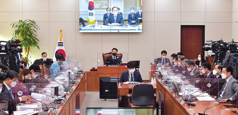 이수혁 주미대사가 12일 국회에서 열린 외교통일위원회의에 주미대사관 등에 대한 국정감사에서 업무보고를 하고 있다. 이날 주미대사 국정감사는 코로나19 예방을 위해 화상 회의 방식으로 진행되었다. 해외 공관과 화상연결 국감은 헌정사상 처음이다.