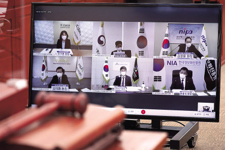 13일 오전 국회에서 과학기술정보방송통신위원회의 정보통신산업진흥원, 한국인터넷진흥원 등에 대한영상 국정감사가 진행되고 있다.