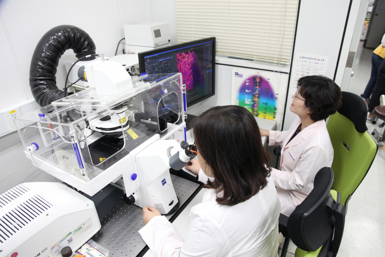 김남순 박사가 콜레스테롤과 대장암 전이 관련 연구를 하고 있다.[한국생명공학연구원 제공]