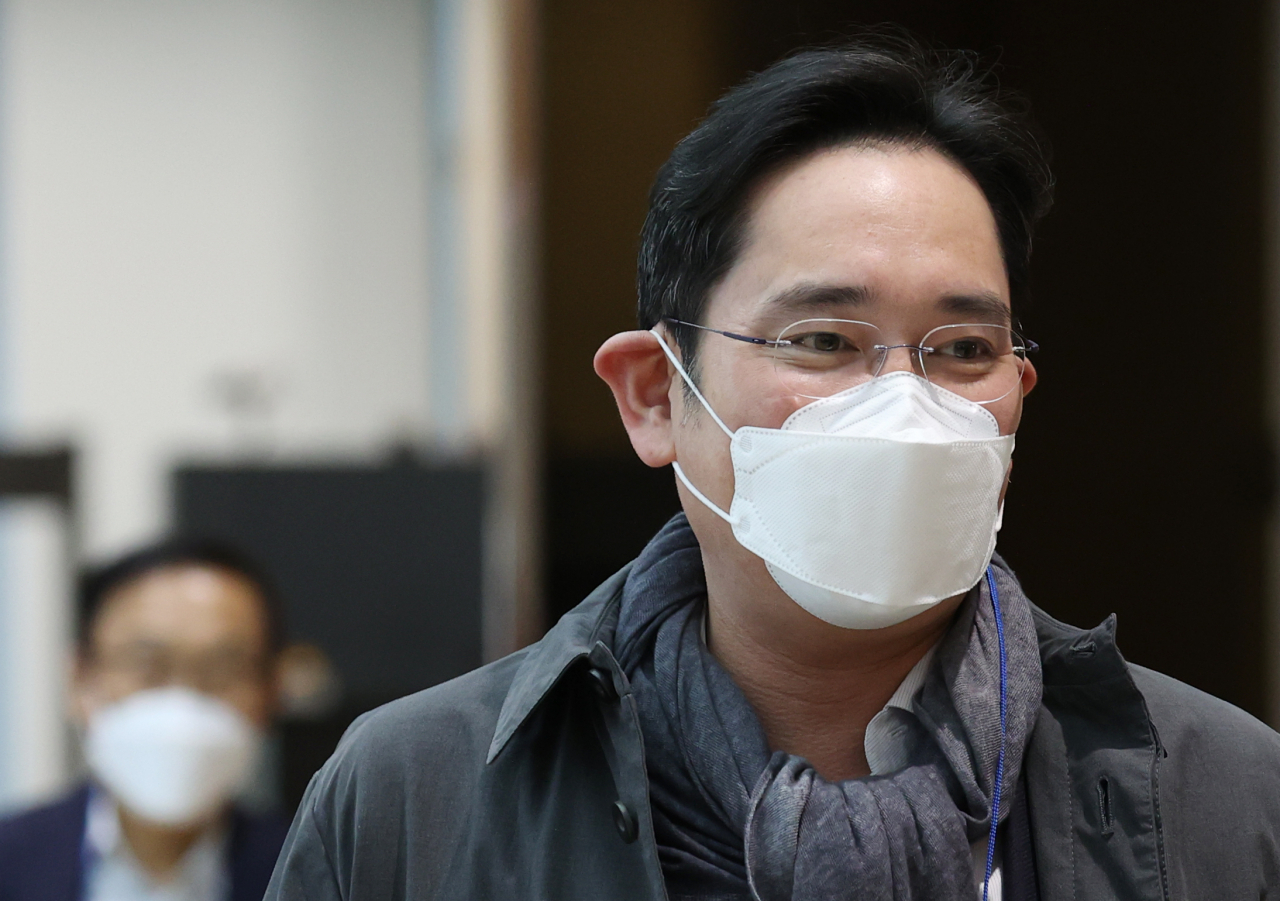 이재용 삼성전자 부회장이 지난 14일 오전 서울 강서구 김포비즈니스항공센터를 통해 귀국하고 있다. [연합]