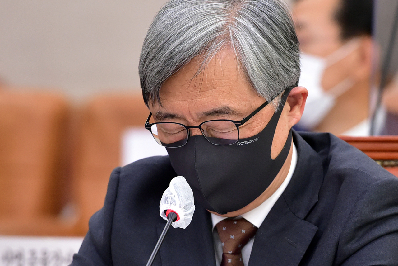 최재형 감사원장이 15일 국회에서 열린 법제사법위원회의 감사원에 대한 국정감사에서 눈을 감고 생각에 잠겨있다. [연합]