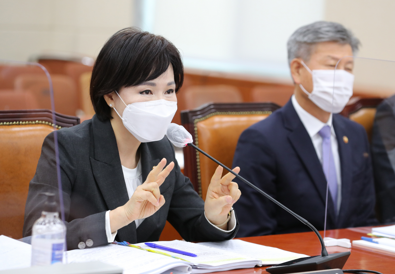 전현희 국민권익위원장이 15일 오전 서울 여의도 국회에서 열린 정무위원회의 국민권익위원회, 국가보훈처 등에 대한 국정감사에서 답변하고 있다. [연합]
