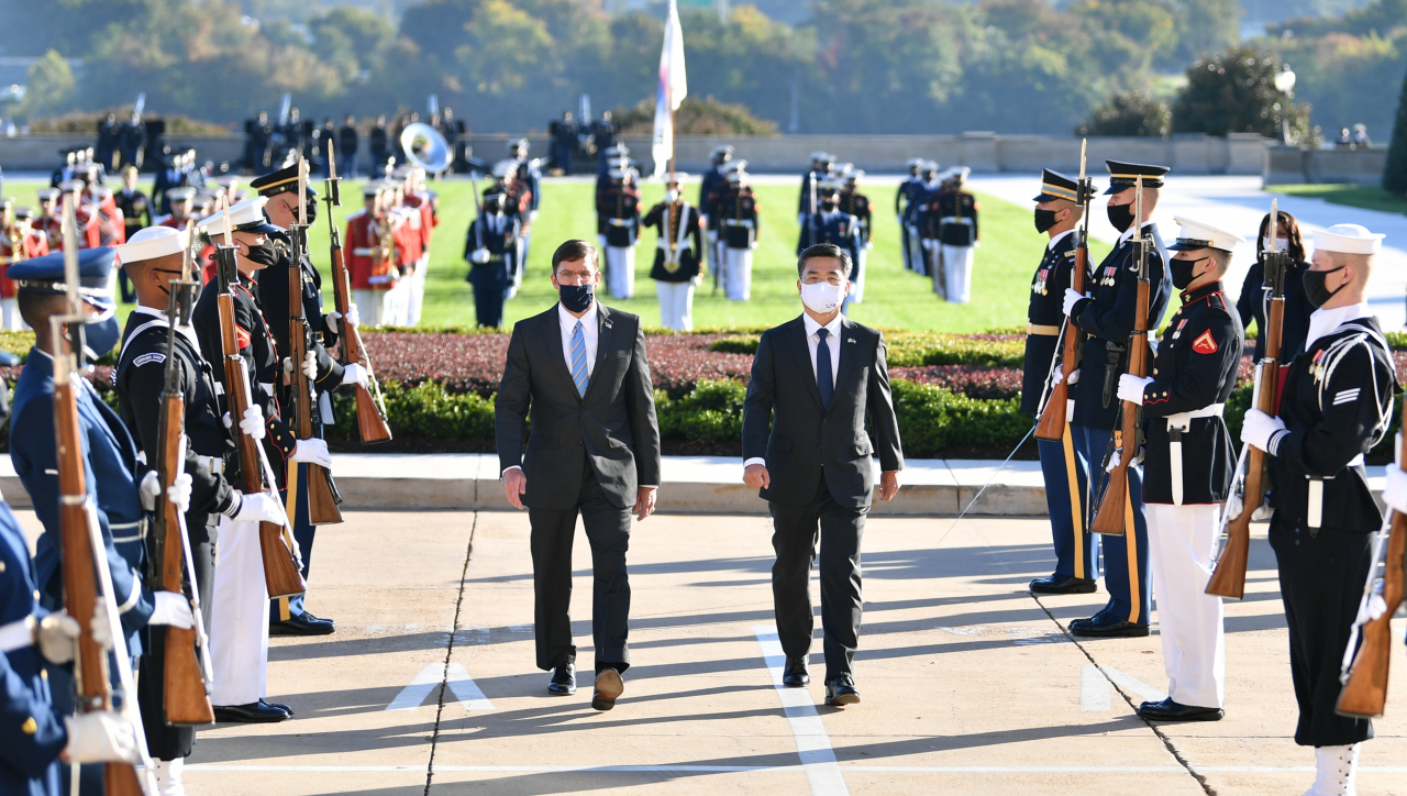 Defense Minister Suh Wook (right) and his US counterpart Mark Esper attend a ceremony to offer flowers during a visit to the Korean War Veterans Memorial in Washington on Wednesday. (Yonhap)