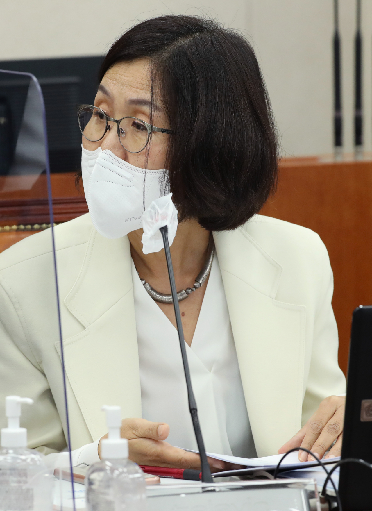 권인숙 더불어민주당 의원이 7일 국회에서 열린 교육위원회 국정감사에서 유은혜 사회부총리 겸 교육부 장관에게 질의하고 있다. [연합]