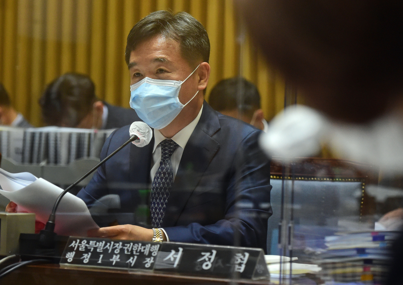 서정협 서울시장 권한대행이 15일 오전 서울시청에서 열린 국회 행정안전위원회 국정감사에서 의원들 질의에 답하고 있다. [연합]