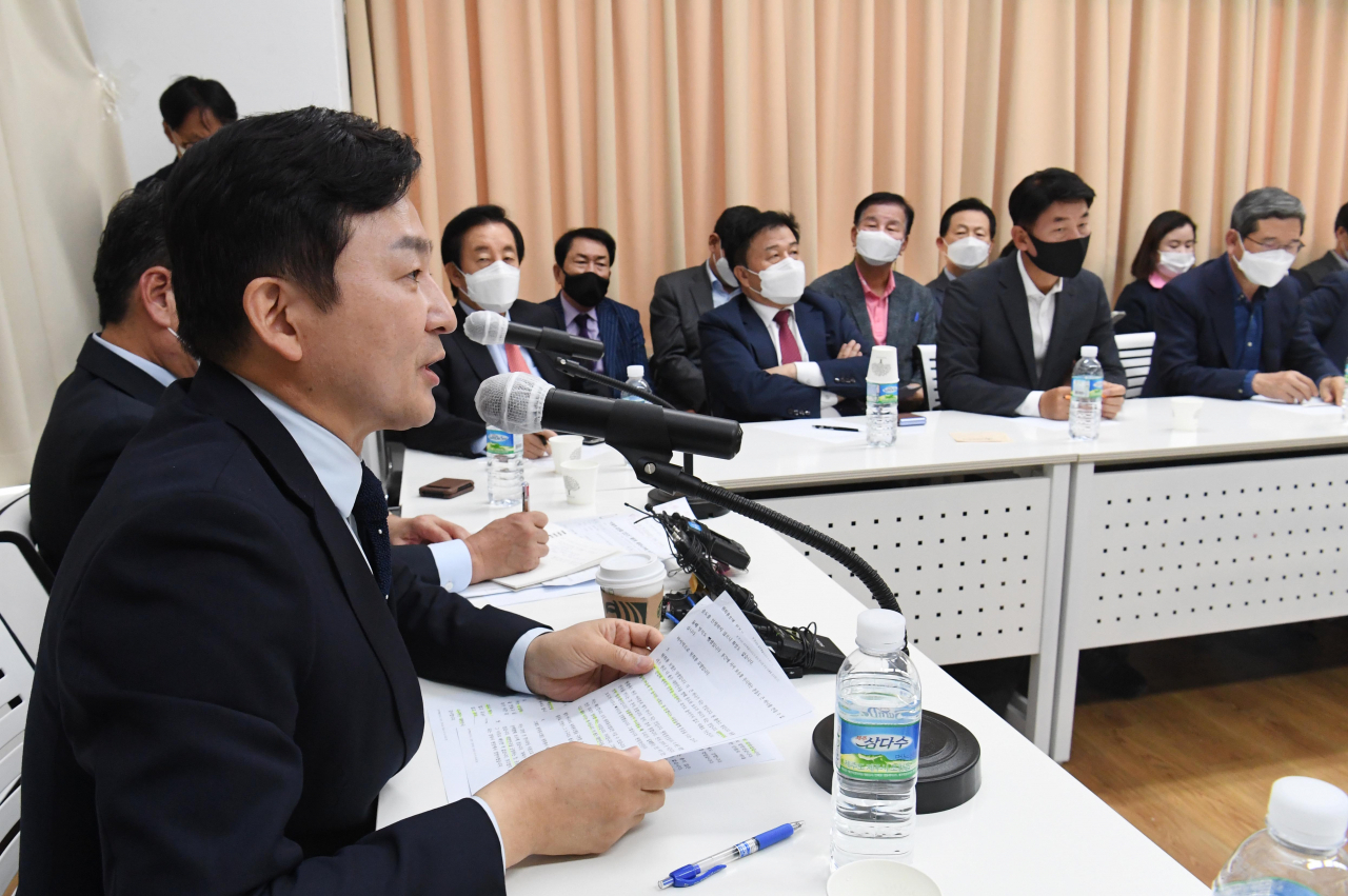 원희룡 제주도지사가 15일 오후 서울 마포구 마포현대빌딩에서 열린 '제8차 더좋은 세상으로'(마포포럼) 정례 세미나에서 강연하고 있다. [연합]