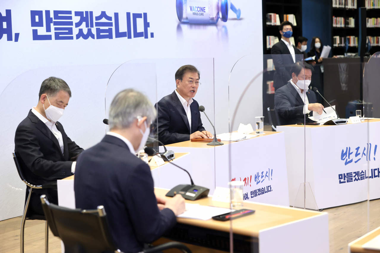 문재인 대통령이 15일 오후 신종 코로나바이러스 감염증(코로나19) 백신 개발 기업인 경기도 성남 소재 SK바이오사이언스에서 열린 '코로나19 백신·치료제 개발 현장간담회'를 주재하고 있다. [연합]
