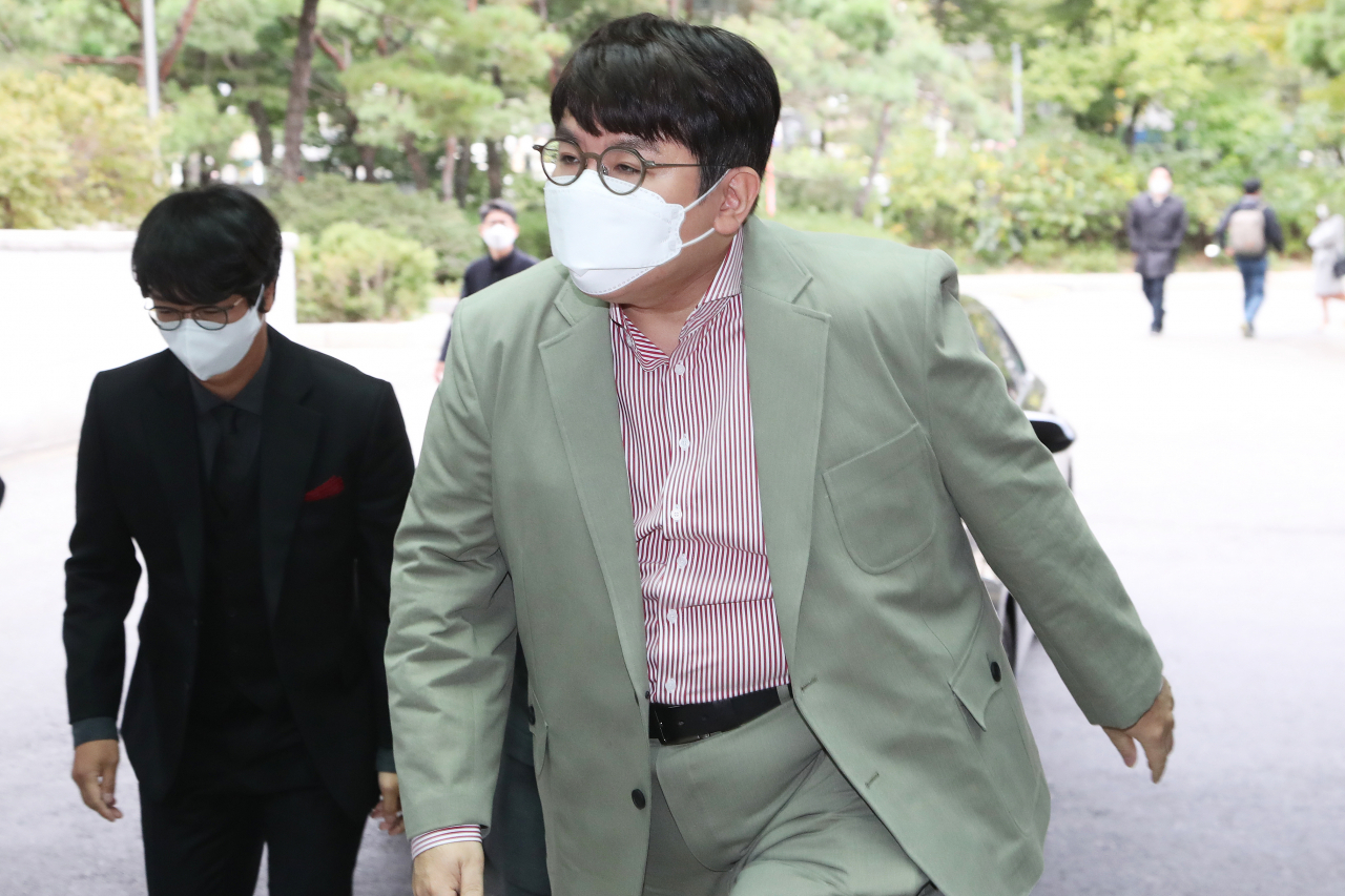 방시혁 빅히트 엔터테인먼트 대표가 15일 오전 서울 여의도 한국거래소에서 열린 빅히트 엔터테인먼트 상장기념식에 참석하고 있다. [연합]