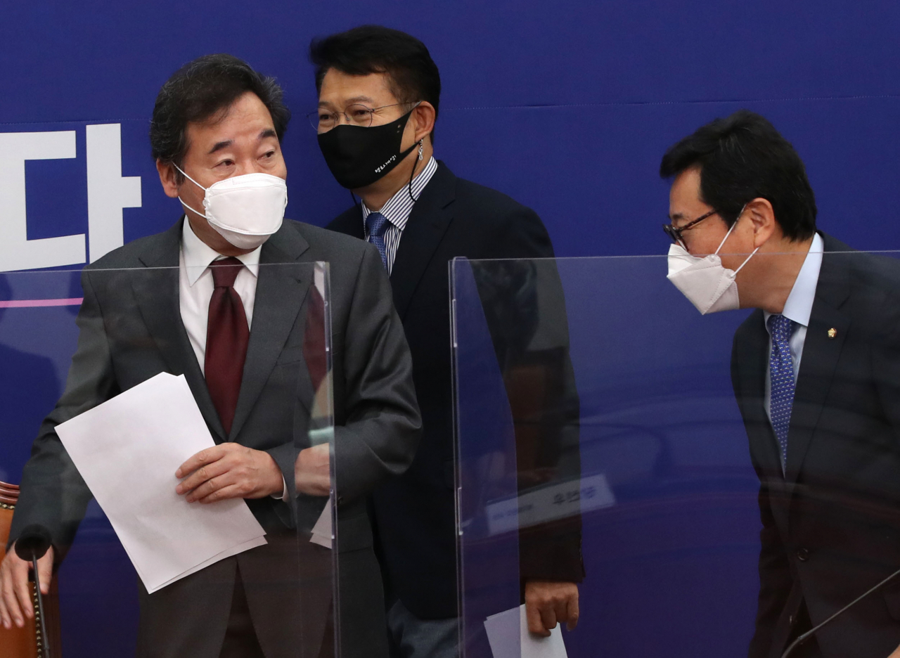 더불어민주당 이낙연 대표가 15일 국회에서 열린 한반도 TF발족식에 참석하고 있다. 왼쪽부터 이 대표, 송영길 한반도 TF단장, 김한정 한반도평화포럼 공동대표. [연합뉴스]