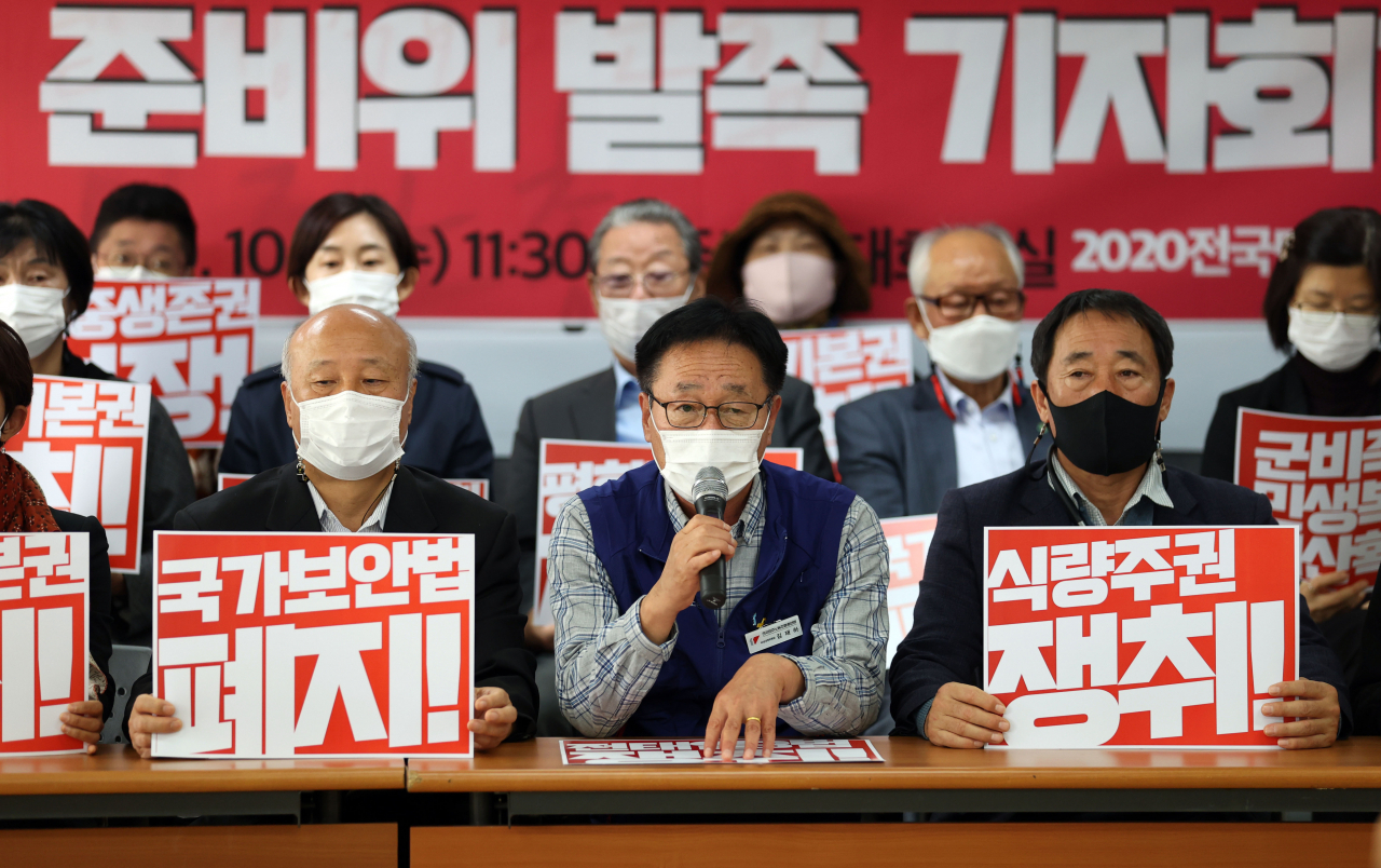 14일 서울 중구 전국민주노동조합총연맹 대회의실에서 열린 2020 전국민중대회 준비위 발족 기자회견에서 김재하 민주노총 비상대책위원장(가운데)이 발언하고 있다. [연합뉴스]