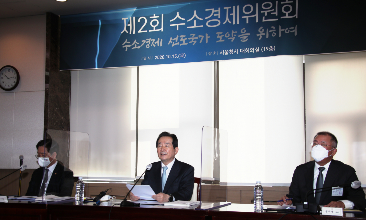 정세균 국무총리가 지난해 10월 15일 정부서울청사에서 열린 제2차 수소경제위원회 회의를 주재하고 있다. 오른쪽부터 정의선 현대차그룹 회장, 정 총리, 성윤모 산업통상자원부 장관. ［연합］