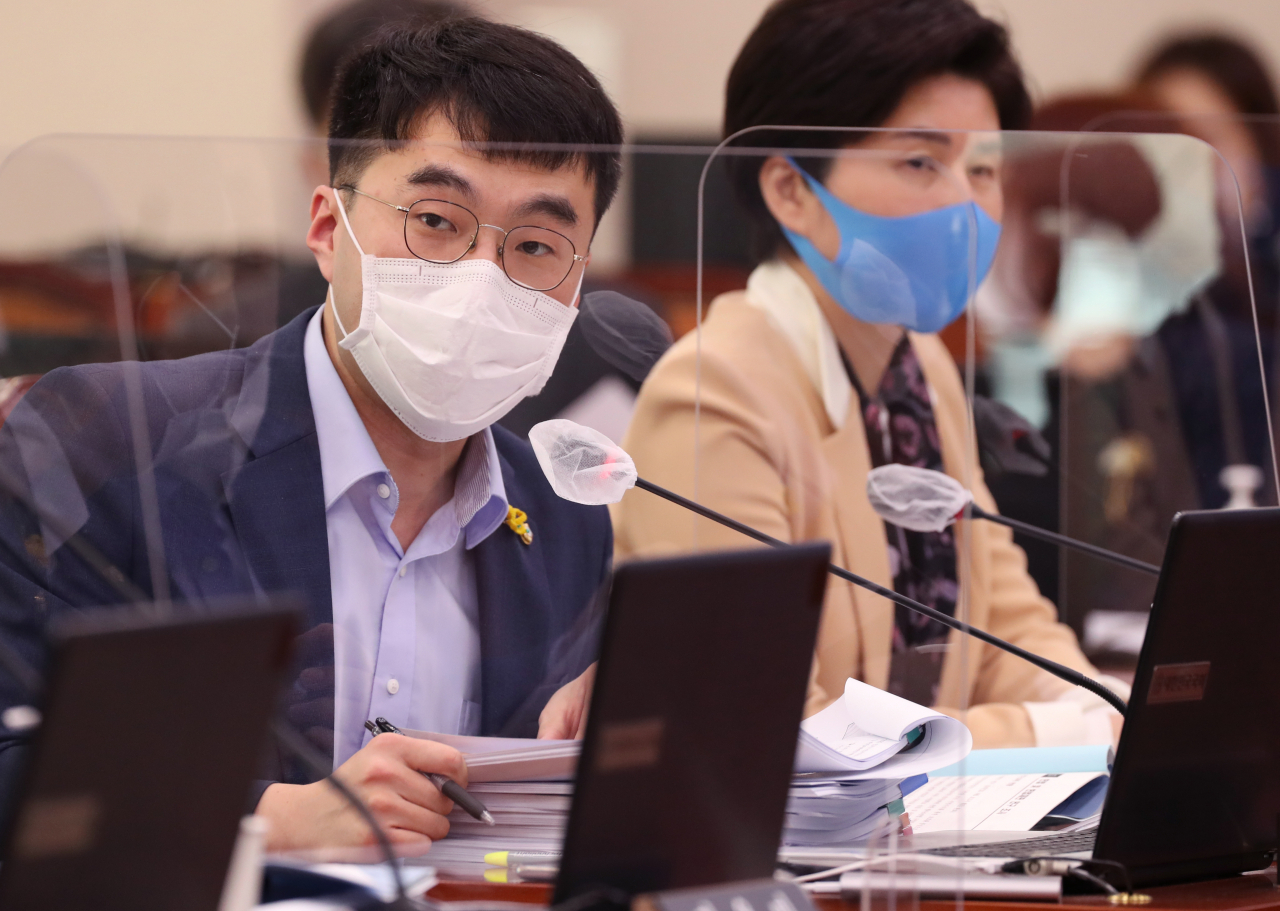김남국 더불어민주당 의원이 8일 국회에서 열린 법제사법위원회의 헌법재판소 등에 대한 국정감사에서 박종문 헌법재판소 사무처장에게 질의하고 있다. [연합]