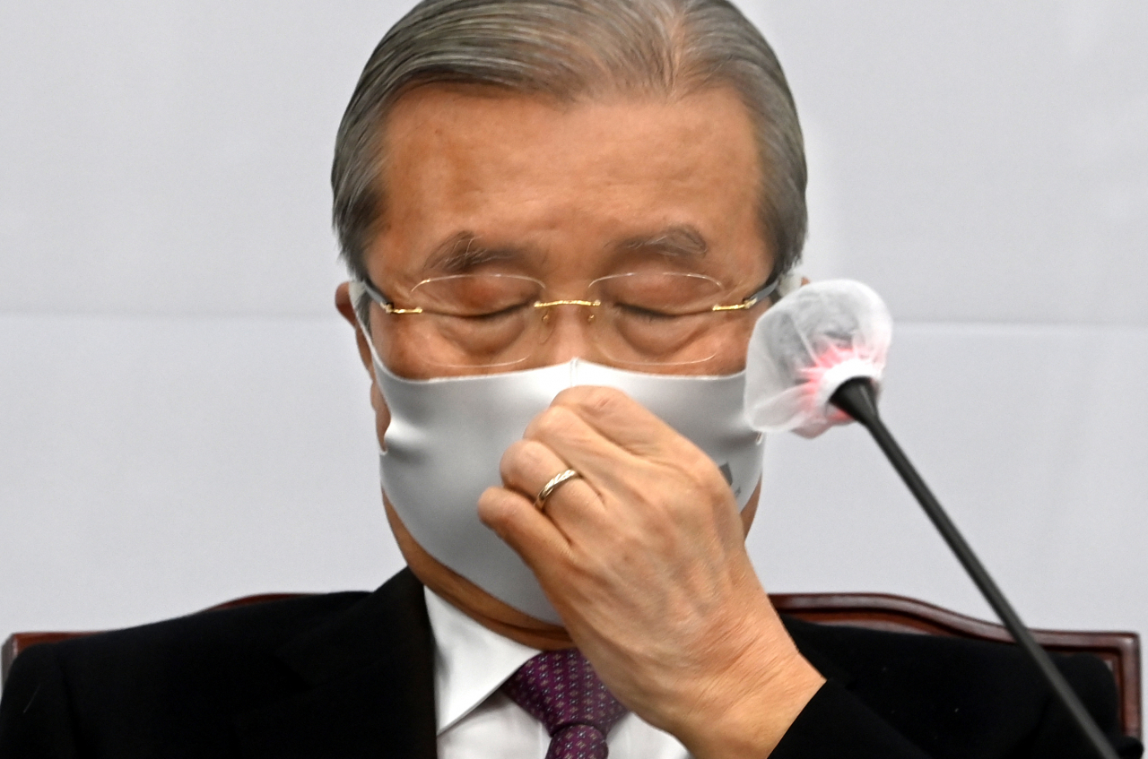 김종인 국민의힘 비상대책위원장이 15일 오전 서울 여의도 국회에서 열린 비상대책위원회의에서 발언을 마치고 생각에 잠겨 있다. [연합]