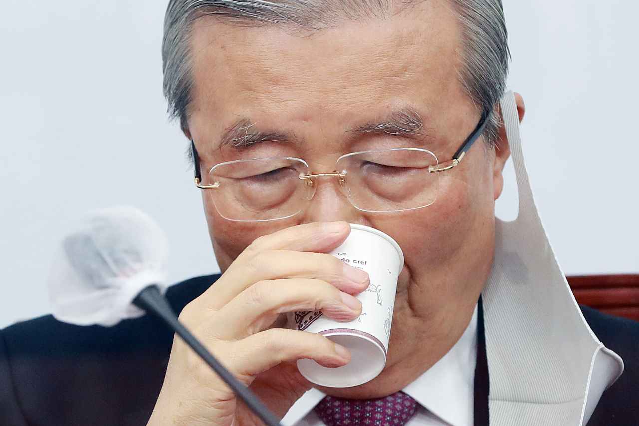 김종인 국민의힘 비상대책위원장이 15일 오전 서울 여의도 국회에서 열린 비상대책위원회의에서 물을 마시고 있다. [연합]