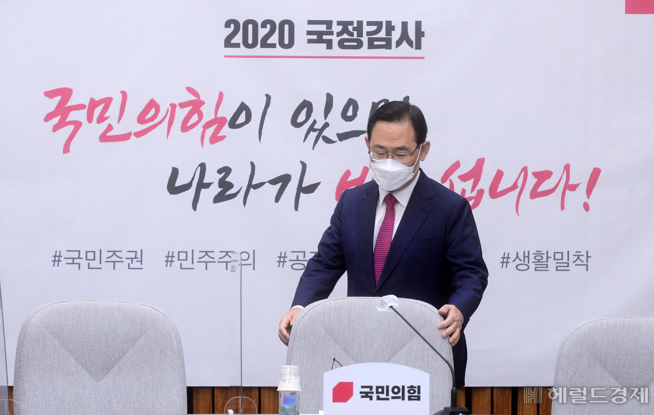 [헤럴드경제=이상섭 기자] 국민의힘 주호영 원내대표가 16일 오전 서울 여의도 국회에서 열린 원내대표단회의에 참석해 자리에 앉고 있다. babtong@heraldcorp.com