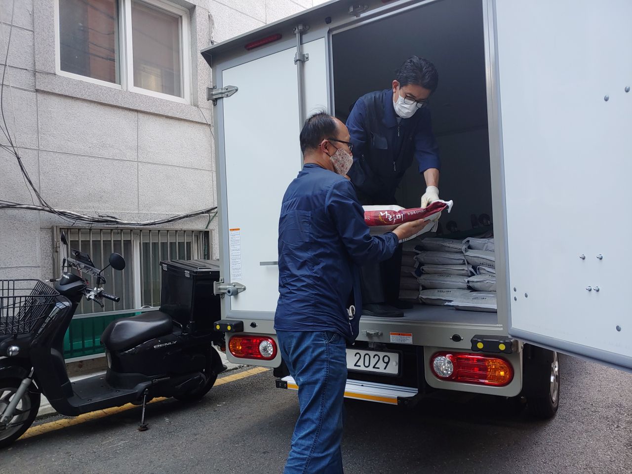 정부양곡을 배달하고 있는 자활근로자들. [성동구 제공]