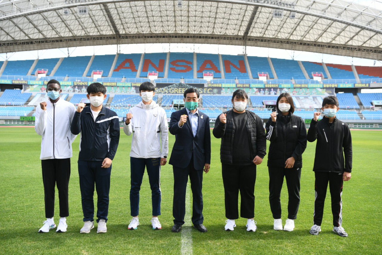 윤화섭 안산시장이 지난 15일 안산 와_스타디움에서 체육 꿈나무들을 만나 기념 촬영을 하고 있다. [안산시 제공]