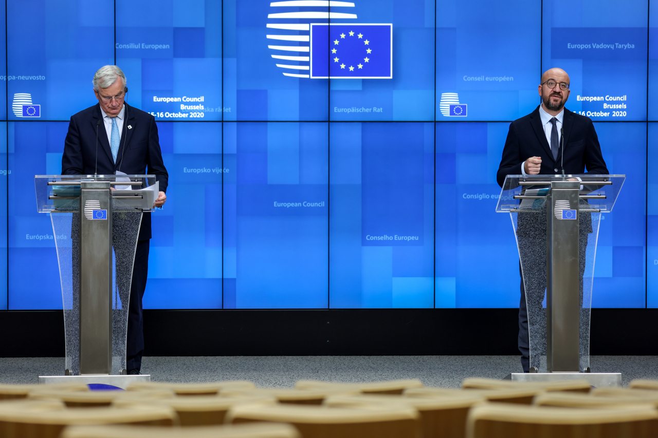 샤를 미셸(오른쪽) 유럽연합(EU) 정상회의 상임의장과 미셸 바르니에 EU 브렉시트(Brexit) 협상 수석대표가 15일(현지시간) 벨기에 브뤼셀에서 시작된 이틀 일정의 유럽연합(EU) 정상회의 도중 개최된 기자회견에서 발언하고 있다. [로이터]