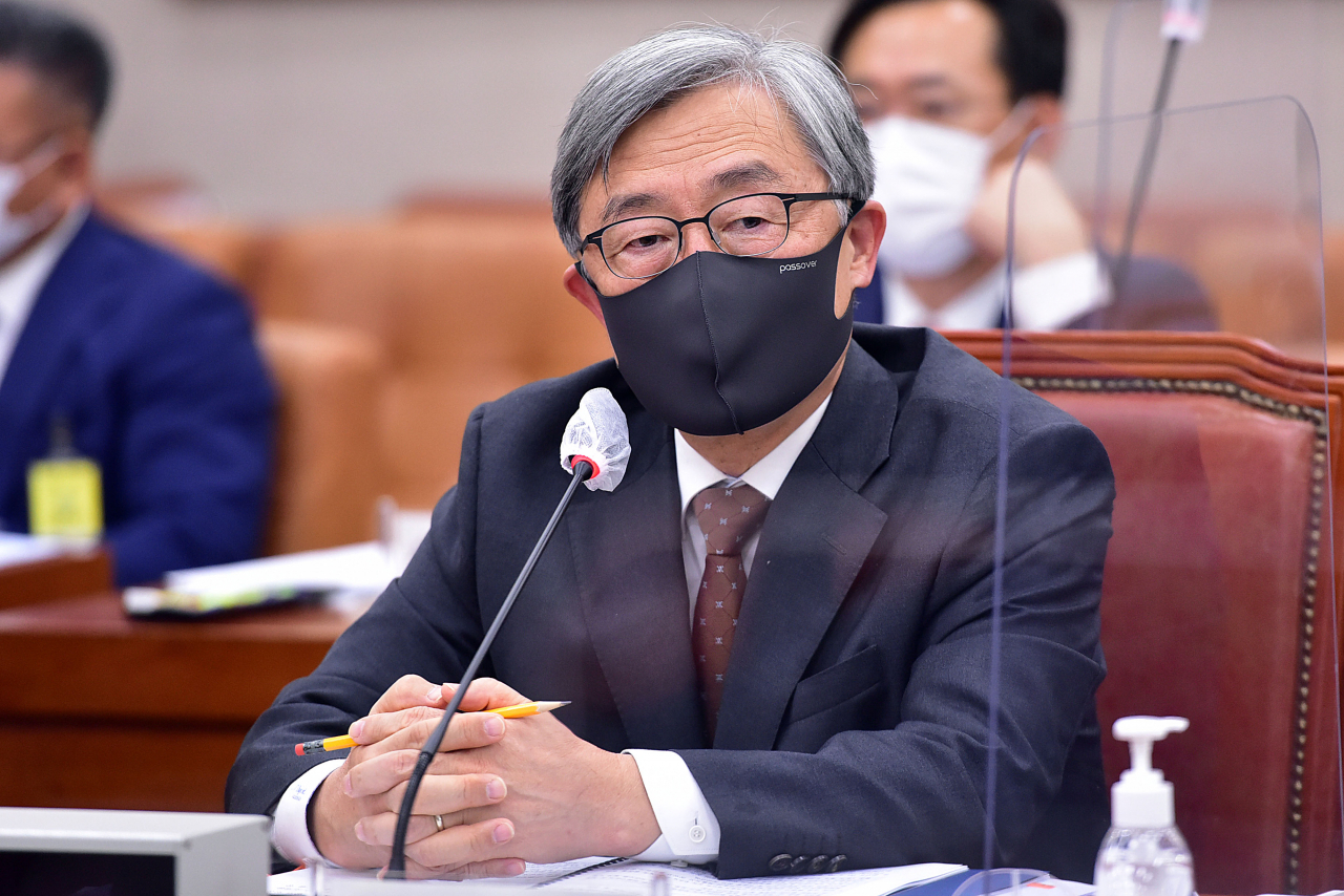 최재형 감사원장이 지난 15일 국회 법제사법위원회에서 열린 감사원 국정감사에서 질의를 듣고 있다. [연합]